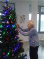 Spoločné zdobenie vianočného stromčeka v pavilóne DAT Domova jesene života